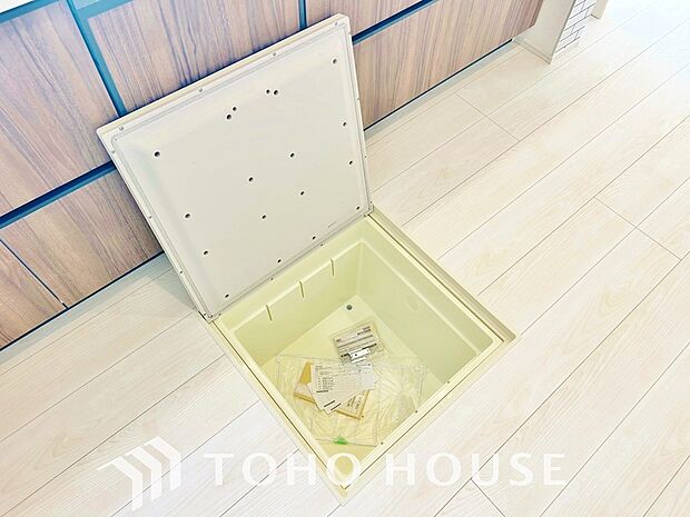 床下収納は使っていない空間を有効利用することができるので、キッチンを狭くすることなく収納物を増やせます。保存食や調味料のストック、使用頻度の低い調理器具などをすっきり隠して保管ができる嬉しい設備です。