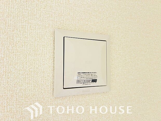 24時間換気システムを導入。窓を閉め切ったままでもお家全体の空気を計画的に循環させ、常に新鮮な空気環境をキープします。結露やカビの発生を抑制し、シックハウス対策にも有効な家族の健康を守る設備です。