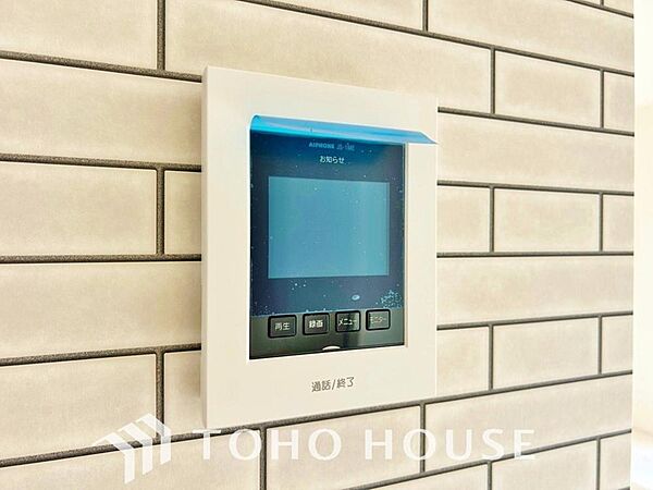不審者対策や突然の訪問販売への対応に効果を発揮するTVモニター付きインターホン。家事の手を止めることなく、室内の画面越しに用件を確認できるため、日々の余計なストレスを減らし安全な毎日を支えてくれます。