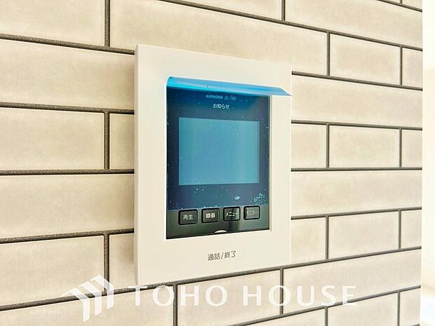 不審者対策や突然の訪問販売への対応に効果を発揮するTVモニター付きインターホン。家事の手を止めることなく、室内の画面越しに用件を確認できるため、日々の余計なストレスを減らし安全な毎日を支えてくれます。