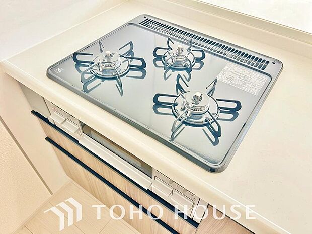 お料理の幅が広がる3口ガスコンロを採用。複数のメニューを同時に効率よく調理できるため、忙しい夕食の準備も手際よくこなせます。強火力で炒め物も美味しく仕上がり、毎日の食卓をよりゆたかに彩るキッチンです。