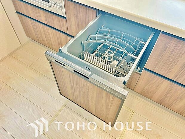 ビルトインタイプの食器洗乾燥機。通常の手洗いでは使用出来ないほど高温のお湯や高圧水流を使うことにより、汚れを効果的に落とすことができます。殺菌効果が非常に高く哺乳瓶などを使う家庭で需要が高く大変便利。