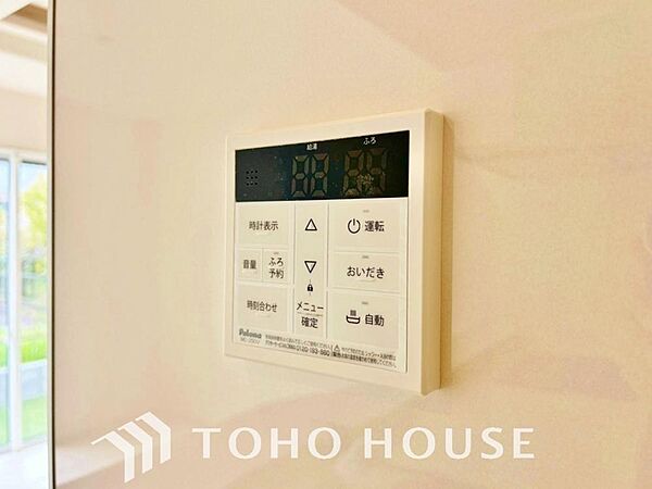 お風呂場と台所に操作リモコンがあり、キッチン近くにある給湯リモコンは、お料理の最中でもリビングで寛いでいるなかでもボタン一つで簡単に沸かせ便利。わざわざ浴室へ行く手間が省け、日々の家事を円滑にします。