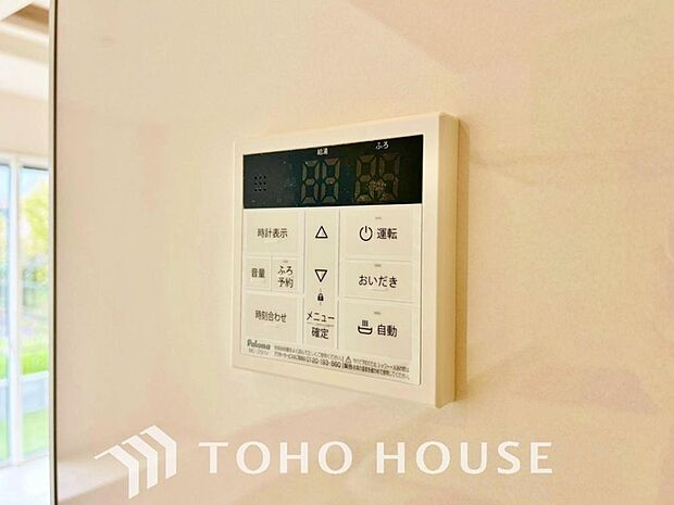 お風呂場と台所に操作リモコンがあり、キッチン近くにある給湯リモコンは、お料理の最中でもリビングで寛いでいるなかでもボタン一つで簡単に沸かせ便利。わざわざ浴室へ行く手間が省け、日々の家事を円滑にします。