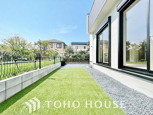 ガーデニングや家庭菜園を趣味にしたり、自分好みにDIYしたりと多用途に楽しめるお庭付き。戸建てならではのゆとりある敷地を活かして、暮らしに彩りをプラスを。おうち時間を豊かに彩るプライベートな空間です。