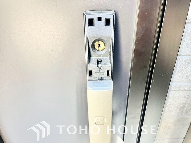防犯対策への意識が高まっている最近では、補助錠として鍵穴のない電子錠を選ぶ方も増えています。