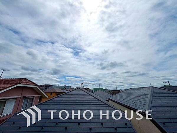 その豊かな眺望にふさわしい空間には、通風・採光にも優れ、心地よい光と風があふれています。窓辺に広がるとっておきの景色を眺めながら、日常の喧騒を忘れ、家族みんなが心からリラックスできる癒しの住空間です。