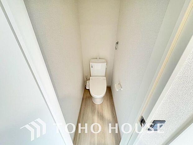 清潔な空間を保てるよう、お手入れのしやすさにもこだわり、汚れをサッと拭き取れる床材と壁紙を採用。快適な温水洗浄便座に加え、手洗い一体型のトイレはスペースの節約ができ、ゆったりとした空間が確保できます。