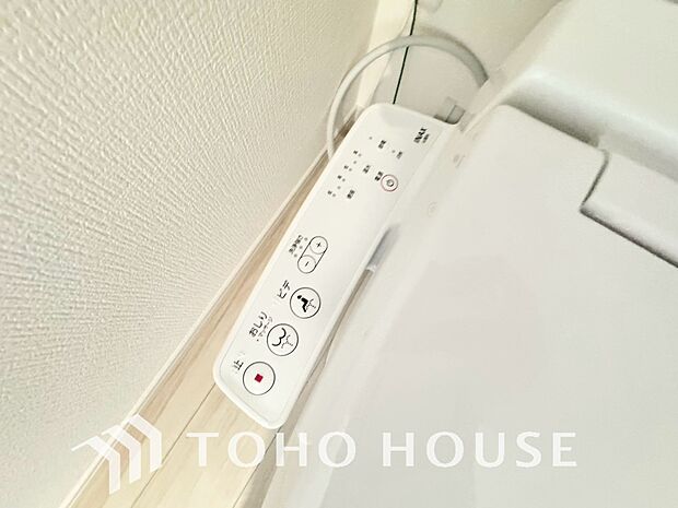 清潔で快適なトイレタイムをサポートする、温水洗浄便座を完備しました。気になるニオイを抑える脱臭機能なども備えており、いつも爽やかで心地よい空間を保ちます。日々の暮らしに寄り添う嬉しいこだわり設備です。