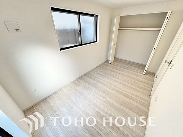 クローゼット完備で、家具配置がしやすいシンプルな居室。画像と現地では、お部屋の広さや天井高の開放感など、印象が大きく異なります。ぜひ現地に足を運んでいただき、ご自身の目で本当の魅力を確かめてください。