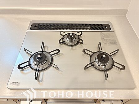 3口コンロは一度に複数のお料理を作ることができるメリットがあります。毎日のキッチンタイムを効率よく。テキパキと調理が進むことで時間にゆとりが生まれ、ご家族と笑顔で囲む食卓がより豊かで温かなひとときに。