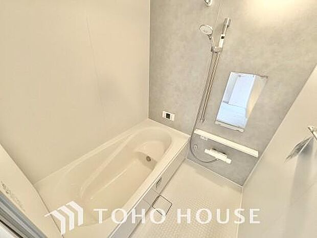 一日の疲れを癒やす・・心地よいバスタイムを演出するため、ゆとりあるサイズを採用した浴室。快適で清潔な空間が、心も体もオフになる上のリラックスタイムを叶え、日々の暮らしに上の癒やしを届けてくれます。