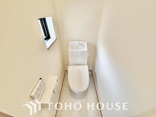 清潔な空間を保てるよう、お手入れのしやすさにもこだわり、汚れをサッと拭き取れる床材と壁紙を採用。快適な温水洗浄便座に加え、手洗い一体型のトイレはスペースの節約ができ、ゆったりとした空間が確保できます。