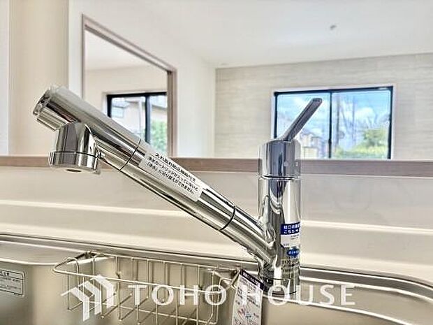 ボタンひとつで手軽に浄水と原水を切り替えられる、便利な浄水器一体型水栓を採用しました。お料理や飲料水には美味しい浄水を、洗い物には原水をスムーズにと使い分けられるため、毎日の家事がより快適になります。