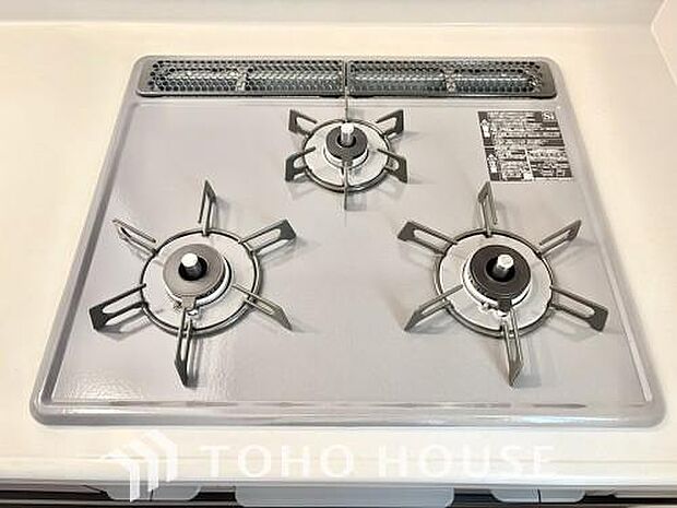 毎日料理をする方や、品数を多く作りたいご家族に、嬉しい3口コンロ。複数の調理を同時に進められるため、忙しい時間帯の夕食準備もスムーズにはかどります。料理の効率と、楽しさを広げてくれる、必須の設備です。