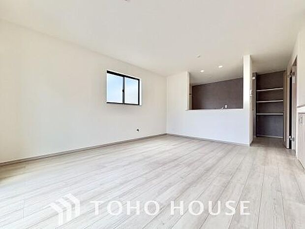 光と風が心地よい開放的なリビングは、自然と家族が集まる住まいの特等席です。家の中で一番明るく、使い勝手のよさにこだわった空間に仕上げています。家族みんながのびのびと過ごせる、開放感あふれる住まいです。