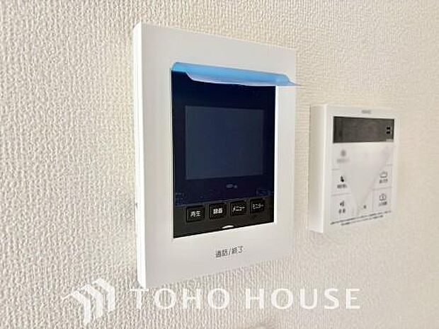 見える安心をカタチにしました。誰が来ても一目で相手の顔がわかる、モニター付きインターホンを設置しています。お子様の留守番時や防犯面でも、非常に効果的で、毎日の暮らしに確かな安心感をプラスする設備です。