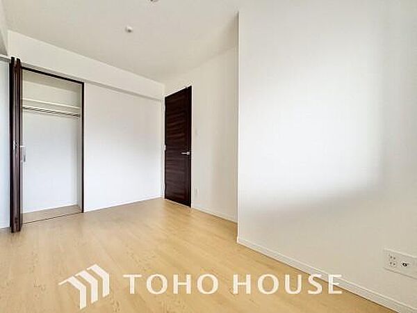 家具の配置がし易い室内です。趣味の部屋としても、充分な広さを確保しております。柔らかな自然光が差し込む心地よいお部屋は、アレンジ次第で自分だけの特別な場所に。日々の暮らしがより豊かに彩られていきます。