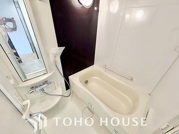 快適且つ清潔な空間を演出した浴室は一日の疲れを和らげ、心も体もオフになる時間を楽しむことができます。広々とした大きな浴槽が備わっており、毎日のバスタイムをより一層贅沢で心地よい時間へと変えてくれます。