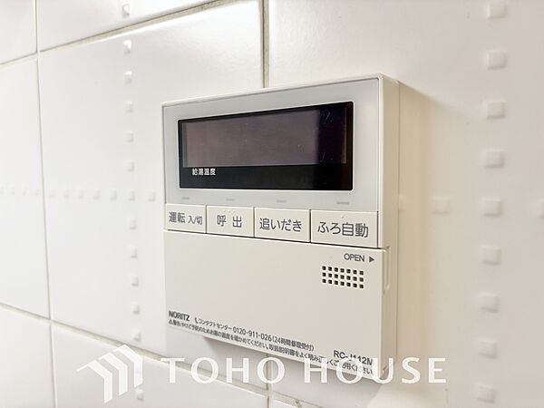 スイッチ1つで一定量の湯を浴槽に張ったり、保温や追い焚きをすることができる機能は何かと便利。家事の合間にボタンを押すだけで準備が整い、入浴時間の異なるご家族でも、常に温かいお湯が優しく迎えてくれます。