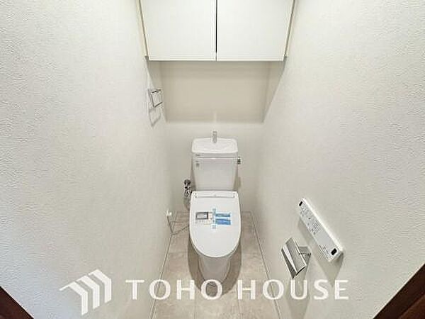 清潔な空間であって頂けますように目に留まるだけではなく汚れをふき取り易いフロアと壁紙をチョイス。サッと一拭きするだけで簡単に見栄え良く保てるため、毎日の掃除がスムーズになり家事時間を大幅に削減します。