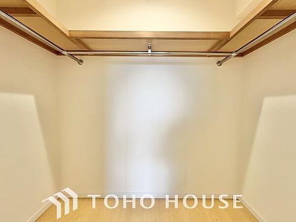たっぷりと荷物が入るよう、ウォークインクローゼットを完備いたしました。衣類はもちろん、かさばる季節物や大型の荷物まで機能的に一括収納。お部屋をすっきりと美しく保ち、居住空間をより広々と有効に使えます。