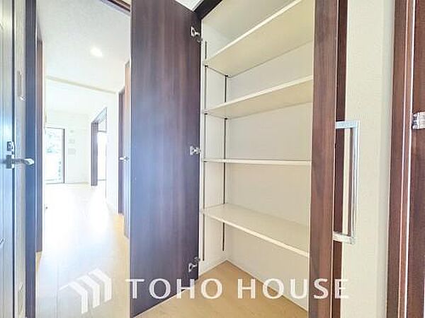 建物内部の収納には拘りました。共有部分に設けた収納は季節物の大きな家電や大型の生活用品もすっきりと収まりお荷物が多い方にも安心です。住まい全体をいつでも綺麗でゆとりある快適な空間に保つことができます。