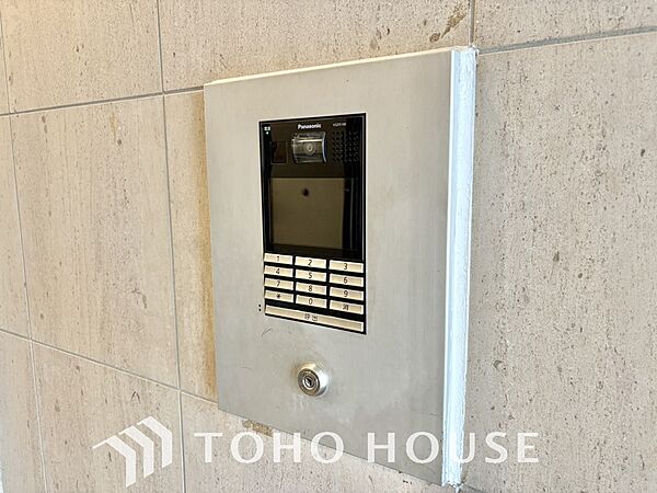 共用玄関にオートロックがあることで防犯効果が高まります。不審者や不要な勧誘の侵入を防げるため、一人暮らしの方や小さなお子様のいるご家庭でも安心です。毎日の安全面を足元から静かに支える、心強い設備です。