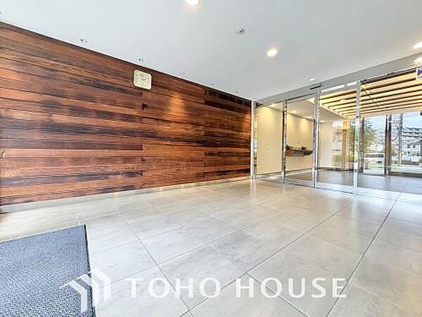 重厚感溢れるエントランスは、マンションの一つの特徴でもあります。その堅牢な佇まいが日々の暮らしに確かな安心感をもたらし、一歩中へ入れば都会の喧騒を忘れさせてくれる温かく穏やかな空間が居住者を迎えます。