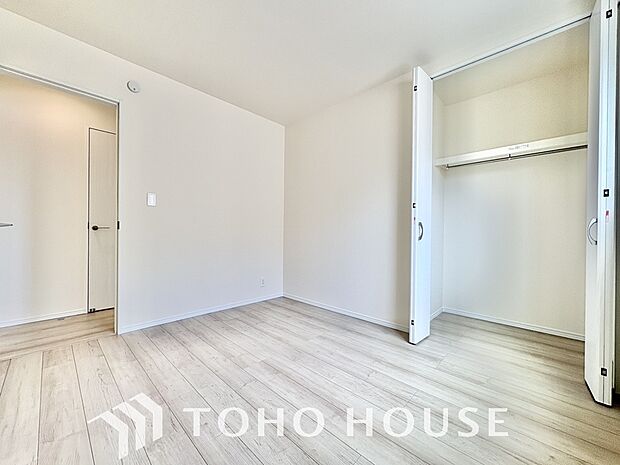 お子様の心と身体を見守る子供部屋として、小さな自立心を育むお部屋作り、を見越してご覧下さい。プライベートな時間を大切にしながら、のびのびと自分らしさを育み、健やかに成長できる、快適な空間を実現します。