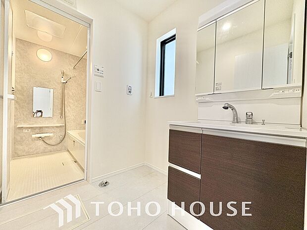 平日の朝でも落ち着きと寛ぎを感じられ、気持ちよく身だしなみを整えられる洗面空間。シンプルだからこそ使いやすく、お掃除もしやすいスタンダードなデザインの洗面台なので、いつでも清潔な状態をキープできます。