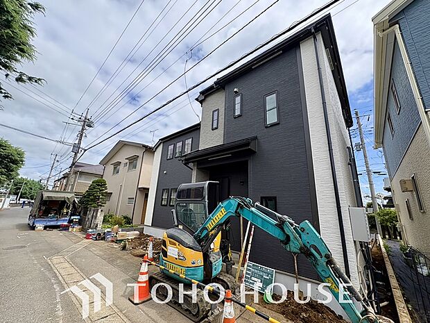 マンションとは異なり、移動がスムーズな敷地内駐車場を完備。荷物の多い日も安心です。いつでも自宅の目の前で愛車のお手入れができるため、車好きのご主人様も大満足。日々のカーライフがより快適になります。
