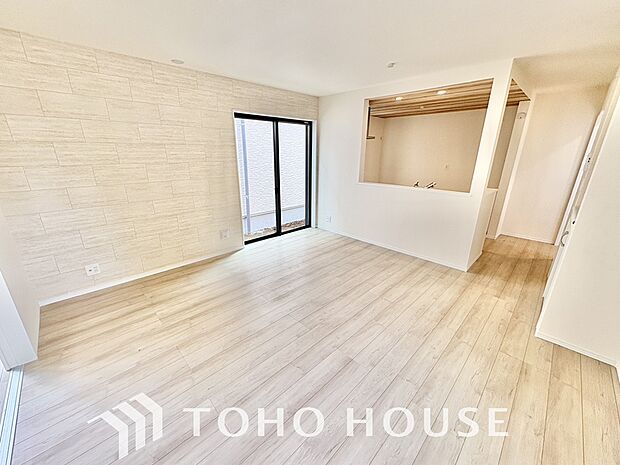 建物の居住性にこだわった邸宅は、「落ち着き」と「安らぎ」と「快適」を実現してくれます。「ホワイトナチュラルのテイスト」が、自然体で過ごせる心地良さを生み出し、家族の優しい時間がここでは流れてゆきます。