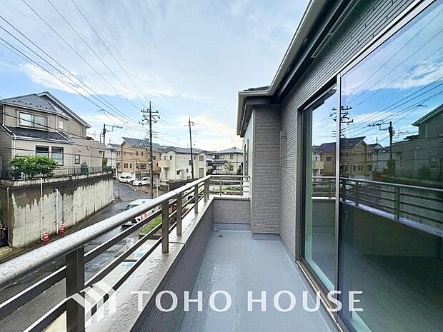 暖かい陽ざしが差込むバルコニーは、晴れた日には、洗濯物が良く乾きます。また、風通しも良好です。