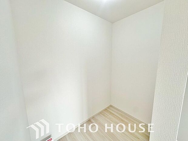 建物内部の収納には拘りました。共有部分に設けた収納。お荷物が多い方にも安心です。