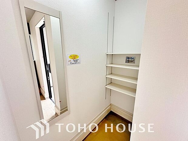 土足のまま入れるの玄関収納。ゴルフバックや部活&スポーツ用品、日常使いの傘なども収納できて便利です。