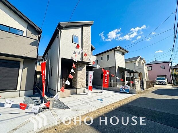 周辺環境とのコラボレーションにより明るく開放的な空間を演出しております。
