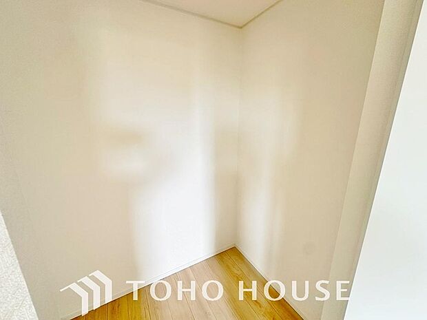 大容量のウォークインクローゼット。大きさ&広さの感覚が画像では伝わりづらいので是非現地をご覧下さい。