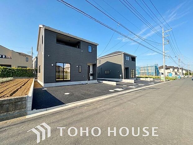 街並みの風景に包み込まれながら、瀟洒な印象も湛えて佇みます。