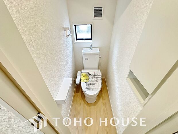 清潔な空間であって頂けますように、目に留まるだけではなく、汚れをふき取り易いフロアと壁紙をチョイス。