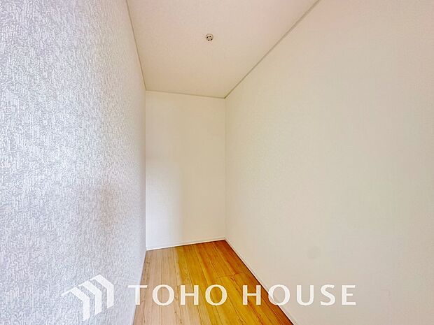 大容量のウォークインクローゼット。大きさ&広さの感覚が画像では伝わりづらいので是非現地をご覧下さい。