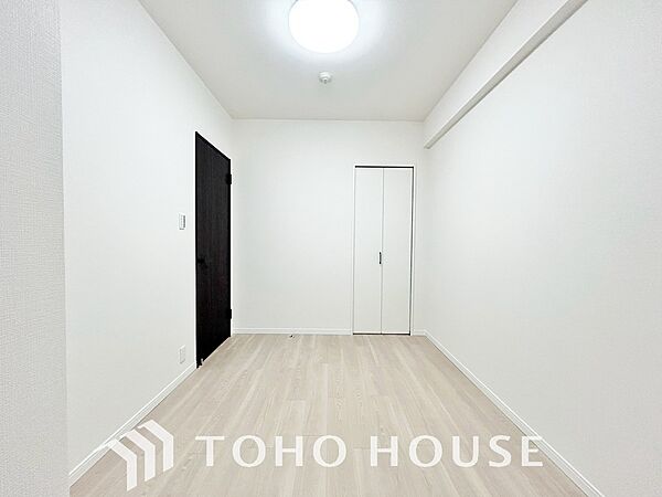 収納に便利なクローゼットを備えた、家具配置の自由度が高いシンプルな洋室です。画像と現地では広さや明るさの感覚が大きく変わります。暮らしのイメージを膨らませるためにも、ぜひご自身の目で確かめてください。