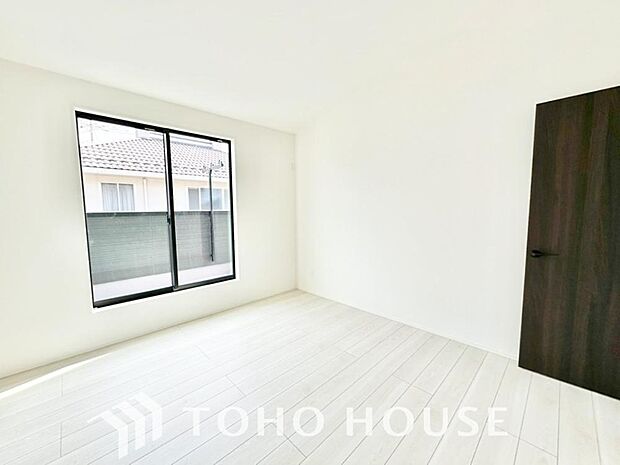 家具の配置のし易い室内です。趣味の部屋としても充分な広さを確保しております。
