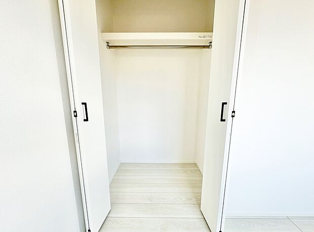 お子様の心と身体を見守る子供部屋。小さな自立心を育む工夫が施された空間設計です。将来の部屋割りや成長に伴う模様替えなども見据え、ご家族の明るい未来をイメージしながら魅力あふれる現地をぜひご覧ください。