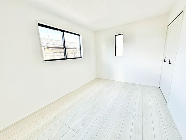 全居室にクローゼットを完備。収納家具を最小限に抑えられるため、自由度の高い家具配置が叶うシンプルな空間です。お子様の成長やライフスタイルの変化に合わせて、お好みのレイアウトや変化を、末長く愉しめます。