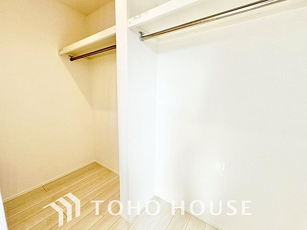 居室にはクローゼットを完備し、自由度の高い家具の配置が叶うシンプルな空間です。