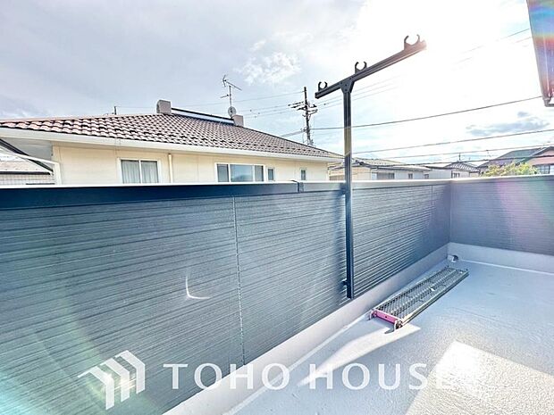 頬をなでる優しい風を感じることが出来るバルコニー。つい深呼吸をしたくなる気持ちの良い眺望です。