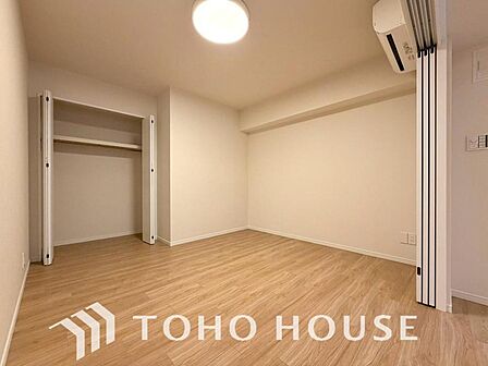 白を基調とした室内は、明るい住空間を造り出すだけでなく、清潔感をもたらしてくれます。お好みの家具やインテリアがより美しく引き立つシンプルなデザインで、毎日の暮らしに爽やかな心地よさと癒やしを添えます。