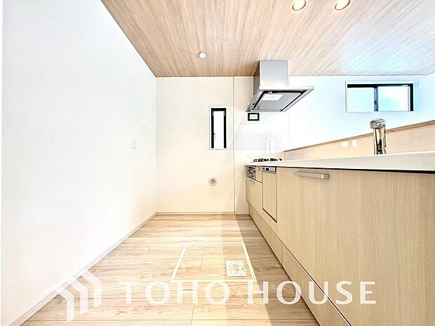 優しい温もりを醸し出す、美しく使いやすいキッチン空間です。随所に料理のための配慮を注いだ、広々としたスペース。快適に作業ができるので、毎日の料理が楽しくなり、料理の腕も日に日に上がっていきそうですね。