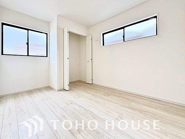お子様の心と身体を見守る子供部屋として、小さな自立心を育むお部屋作り、を見越してご覧下さい。プライベートな時間を大切にしながら、のびのびと自分らしさを育み、健やかに成長できる、快適な空間を実現します。